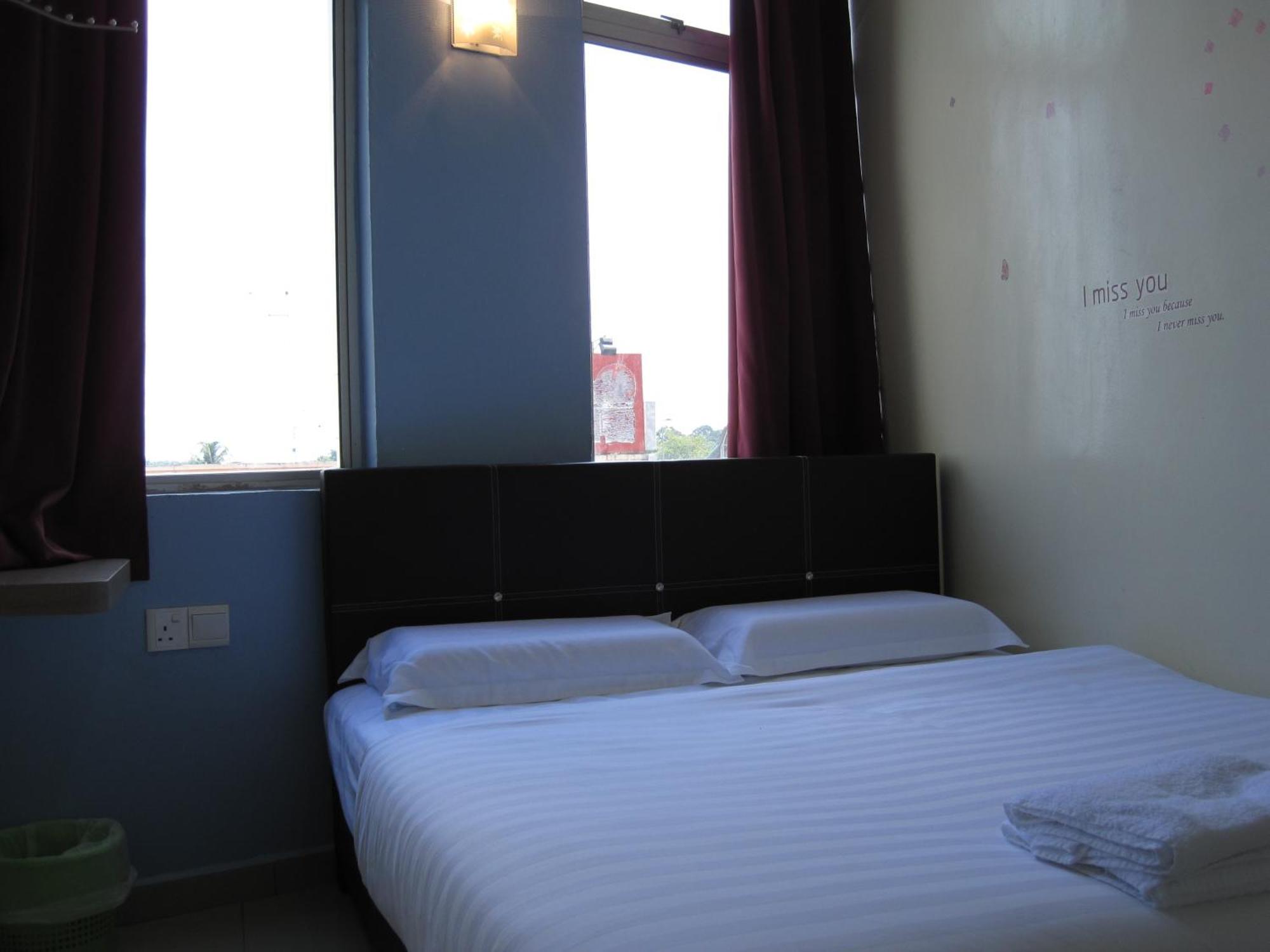 Max Inn Hotel Parit Raja Room photo