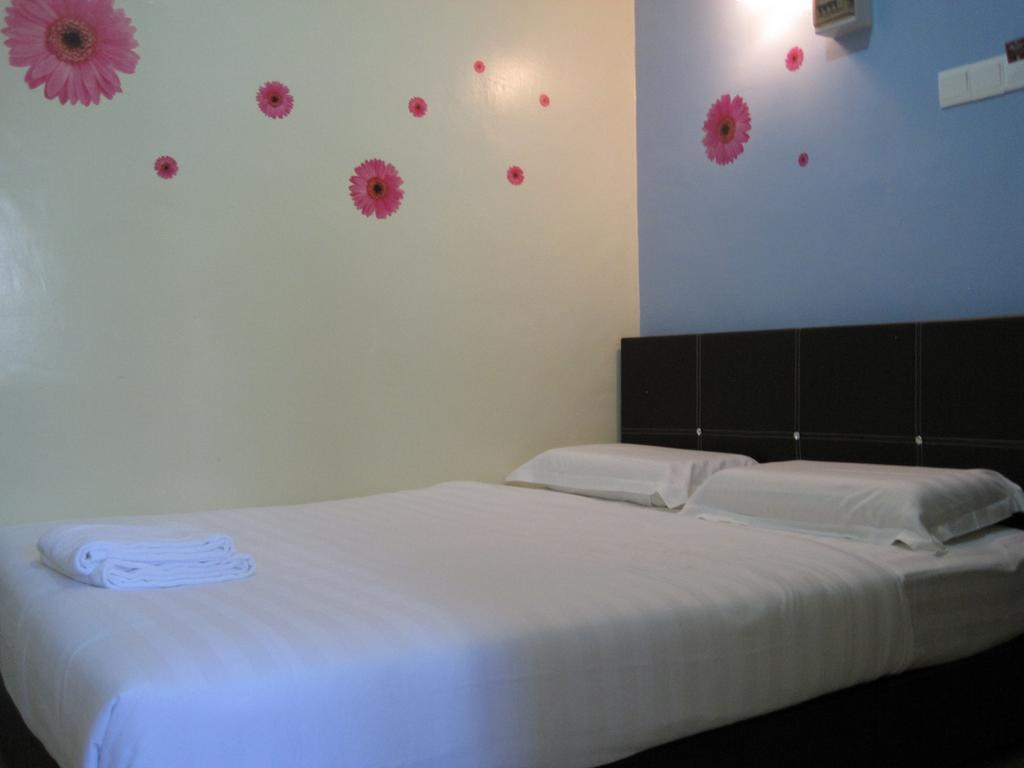 Max Inn Hotel Parit Raja Room photo